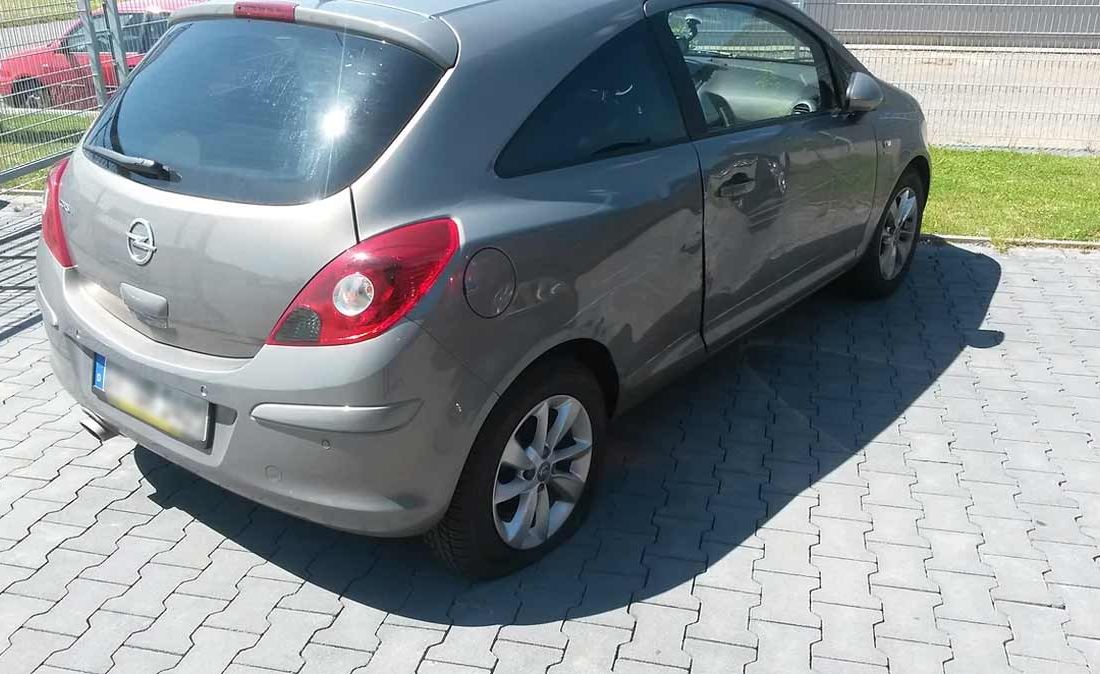 Opel Corsa mit Seitenschaden