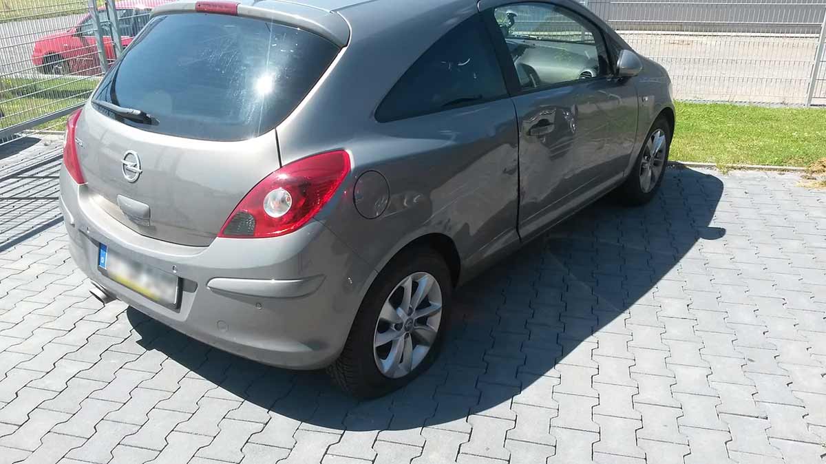 Opel Corsa mit Seitenschaden